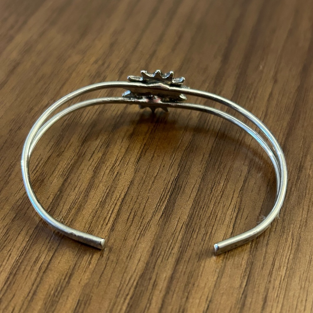 Adjustable silver flower bangle - Picture 2 of 4